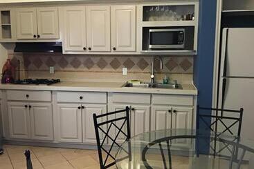 پانسیون The Hideaway Vacation Condos