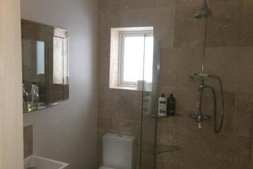 تختخواب و صبحانه Cedar Shade Cottage Ensuite Private Annexe With Parking