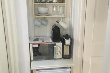 تختخواب و صبحانه Cedar Shade Cottage Ensuite Private Annexe With Parking