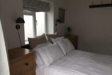 تختخواب و صبحانه Cedar Shade Cottage Ensuite Private Annexe With Parking