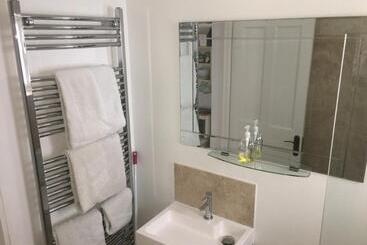 تختخواب و صبحانه Cedar Shade Cottage Ensuite Private Annexe With Parking