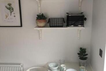 تختخواب و صبحانه Cedar Shade Cottage Ensuite Private Annexe With Parking