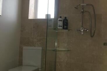 تختخواب و صبحانه Cedar Shade Cottage Ensuite Private Annexe With Parking