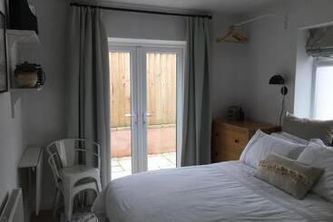 تختخواب و صبحانه Cedar Shade Cottage Ensuite Private Annexe With Parking