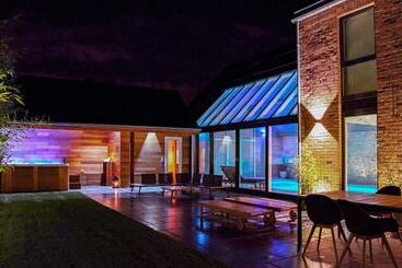 تختخواب و صبحانه Dionbulles & Dionlodge Guesthouse, Private Wellness Pool In Option