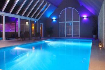 تختخواب و صبحانه Dionbulles & Dionlodge Guesthouse, Private Wellness Pool In Option