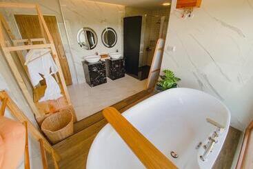 هتل Cirrus Valley Hill Resort