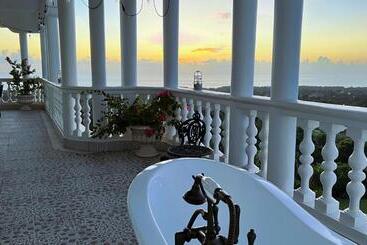 هتل Penthouse Luxury Suite With A 360 Ocean View, Balcony With Hot Tub
