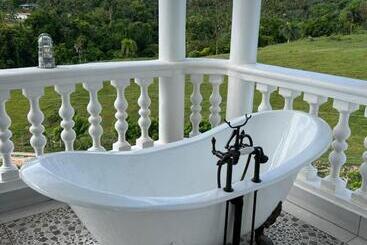 هتل Penthouse Luxury Suite With A 360 Ocean View, Balcony With Hot Tub