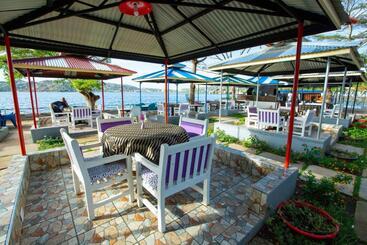 בית מלון כפרי Rusty Rock Beach Resort & Spa