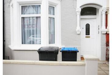 پانسیون Cricklewood Deluxe Ensuite Room