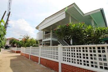 پانسیون Room In Guest Room   Baan Khunphiphit Homestay No3373
