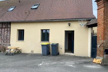 پانسیون Room In Guest Room   Bed And Breakfast In The Countryside Near Beauvais Airport
