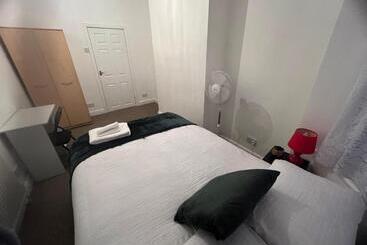 پانسیون The Coral Guest House 1 Fratton Park Portsmouth