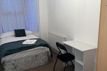 پانسیون The Coral Guest House 1 Fratton Park Portsmouth