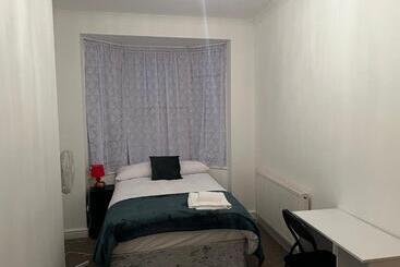 پانسیون The Coral Guest House 1 Fratton Park Portsmouth