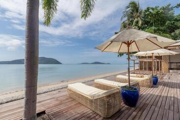 リゾートホテル Poppy Beachfront Residence