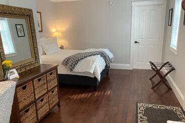 تختخواب و صبحانه The Red House Fredericton