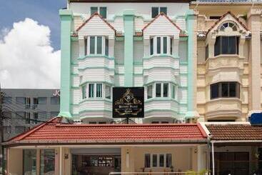 هتل Bevans Place Karon