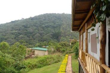 هتل Buhoma Community Haven Lodge