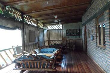 هتل Buhoma Community Haven Lodge