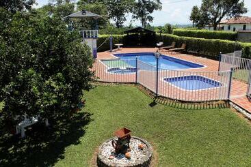 هتل Finca Villa Yuliana