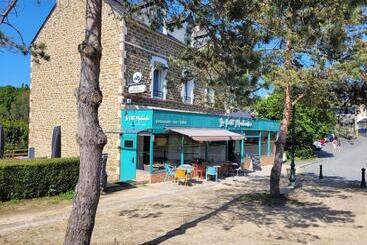 هتل Le Petit Montmartre