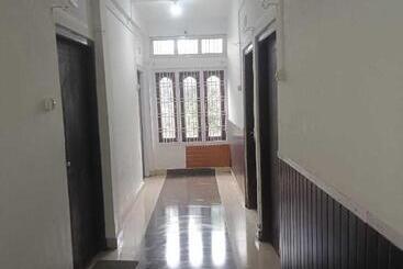 Oyo 81279 Hotel High East