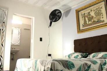 پانسیون Hostal Queens Deluxe