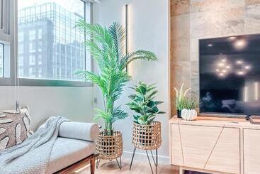 Vibrant Oasis With The Best View + Fast Wifi
