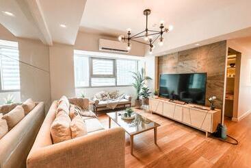 Vibrant Oasis With The Best View + Fast Wifi
