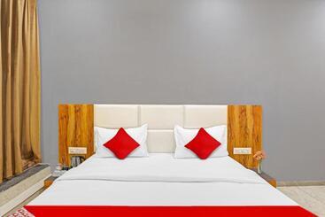 Collection O Hotel Dumas Rooms & Restaurant