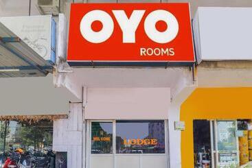 هتل Oyo Flagship 70332 Lahari Luxorious Rooms