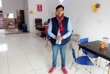 هتل Pop Sarthak