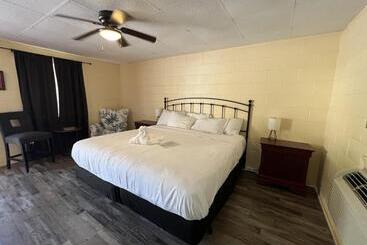 Ji1, King Guest Room At The Joplin Inn At Entrance To The Resort Hotel Room