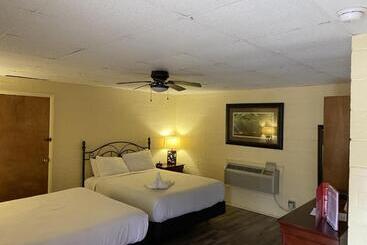 Ji1, King Guest Room At The Joplin Inn At Entrance To The Resort Hotel Room