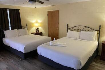 Ji1, King Guest Room At The Joplin Inn At Entrance To The Resort Hotel Room