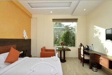 Oyo 81082 Hotel Sukoon