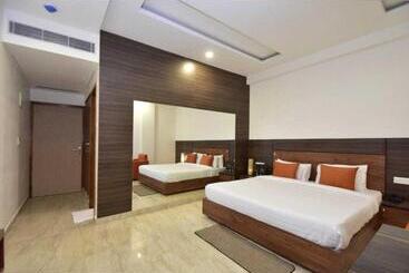 Oyo 81082 Hotel Sukoon