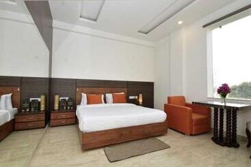 Oyo 81082 Hotel Sukoon