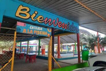 Piscina Y Hotel Cubides Curumani