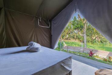 הוסטל Kubu Selat Villa And Glamping