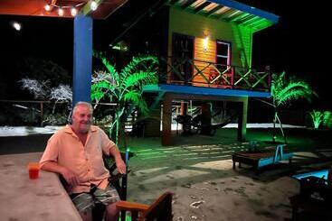 تختخواب و صبحانه West End Cabanas