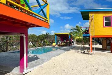 تختخواب و صبحانه West End Cabanas