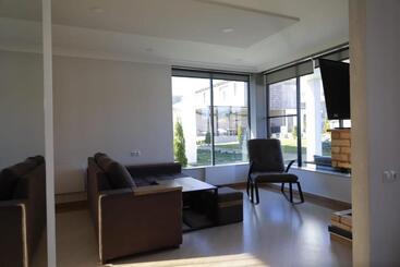 پانسیون Modern House 2