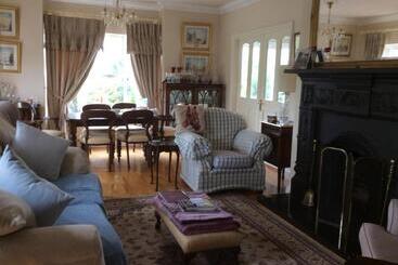 تختخواب و صبحانه Keyfield House