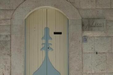 تختخواب و صبحانه Locus Amoenus Luxury Rooms