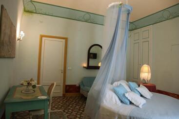تختخواب و صبحانه Locus Amoenus Luxury Rooms
