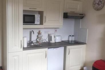 تختخواب و صبحانه Railway House Guest House