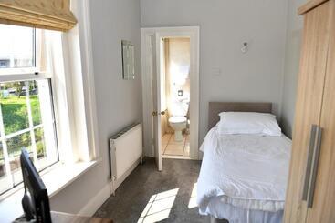 تختخواب و صبحانه Railway House Guest House